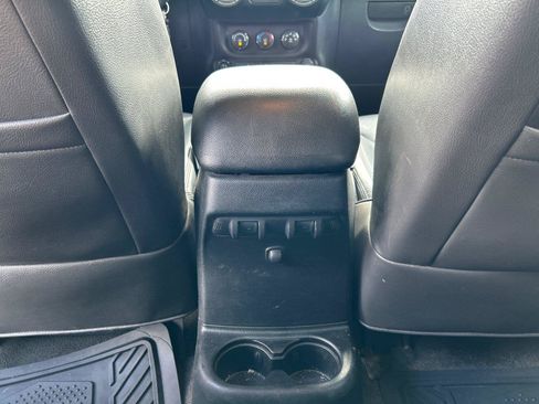 Used 2016 Jeep Wrangler Unlimited Rubicon w/ Connectivity Group AWD/4WD image 31