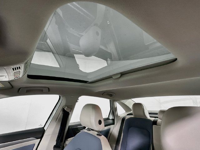 Used 2025 Volkswagen Jetta SE FWD image 9