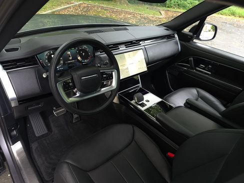 Used 2024 Land Rover Range Rover Long Wheelbase SE AWD/4WD image 2