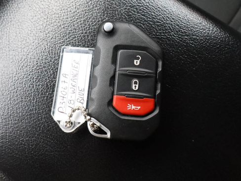 Used 2018 Jeep Wrangler Unlimited Sport S AWD/4WD image 32