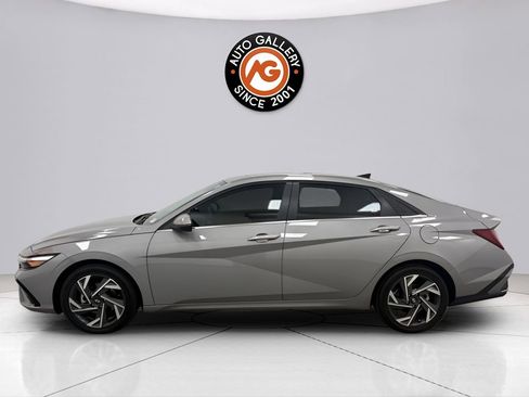 Used 2025 Hyundai Elantra Limited FWD image 4
