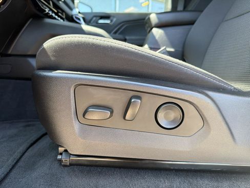 Used 2023 Chevrolet Colorado LT w/ LT Convenience Package II AWD/4WD image 13