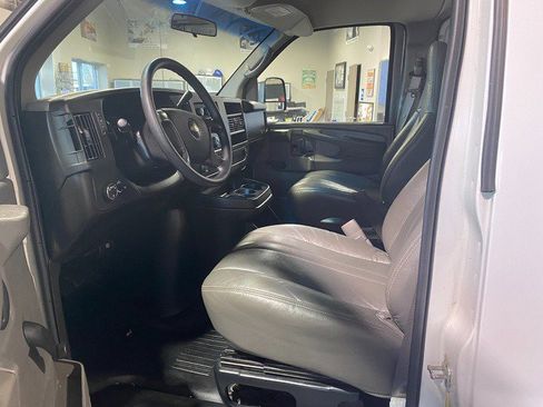 Used 2009 Chevrolet Express 2500 image 11