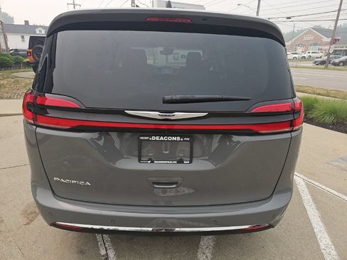 Used 2024 Chrysler Pacifica Touring-L FWD image 12