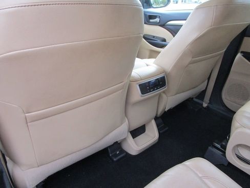 Used 2015 Toyota Highlander XLE FWD image 18
