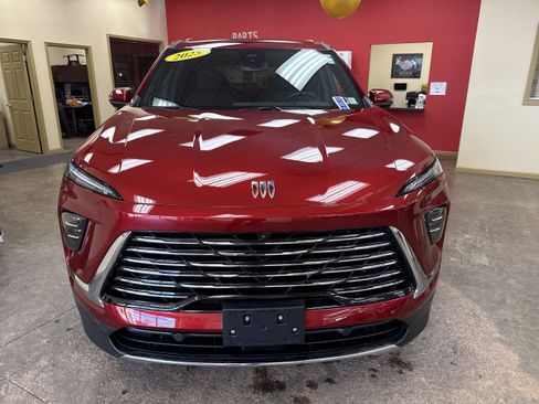 Used 2025 Buick Enclave Preferred image 3