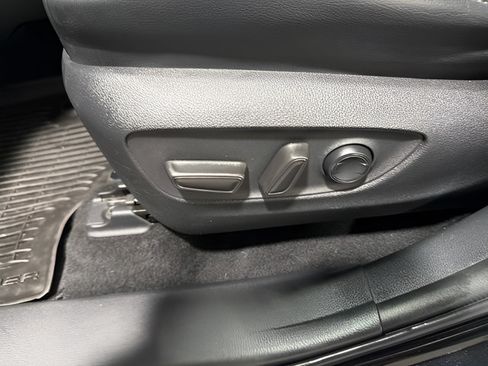 Used 2022 Toyota Highlander XSE FWD image 12