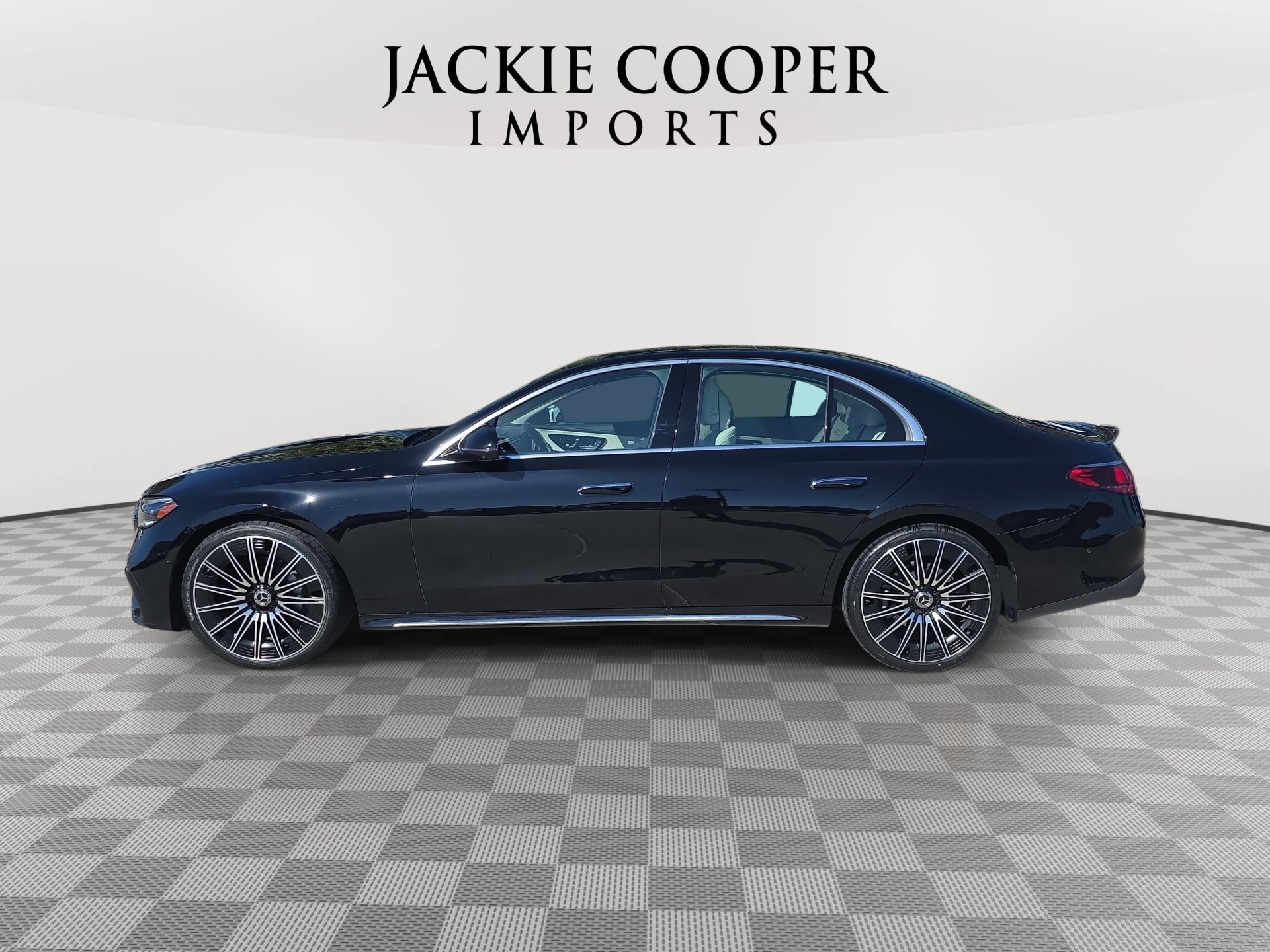 Used 2025 Mercedes-Benz E 350 4MATIC Sedan image 8