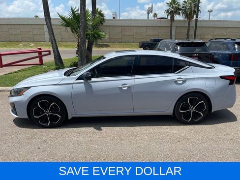 Used 2023 Nissan Altima 2.5 SR w/ SR Premium Package FWD image 3