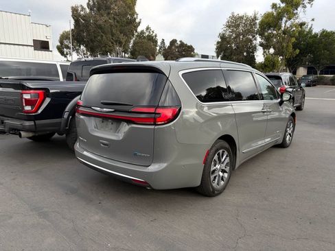 Used 2023 Chrysler Pacifica Pinnacle FWD image 3