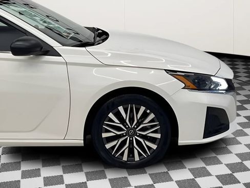 Used 2025 Nissan Altima 2.5 SV FWD image 9