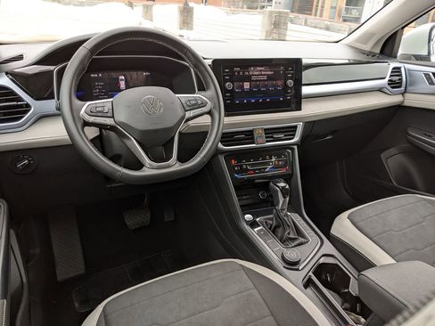 Certified 2025 Volkswagen Taos SE image 10