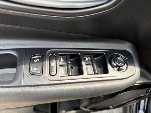 Used 2018 Jeep Renegade Altitude FWD image 12