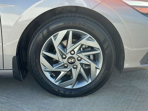 Used 2024 Hyundai Elantra SEL FWD image 15