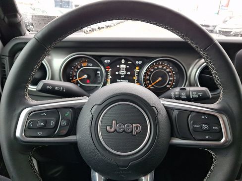 Used 2018 Jeep Wrangler Unlimited Sahara w/ Safety Group image 18