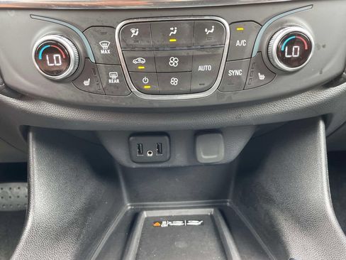 Used 2023 Chevrolet Traverse LT FWD image 30