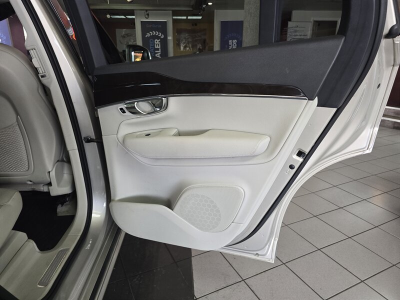 Used 2016 Volvo XC90 T6 Momentum w/ Momentum Plus Package AWD/4WD image 18