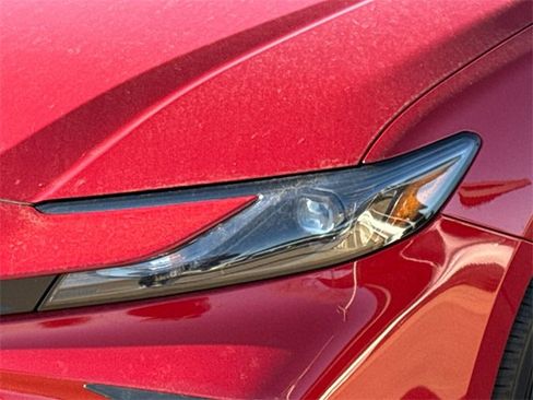 Used 2025 Toyota Camry SE image 4