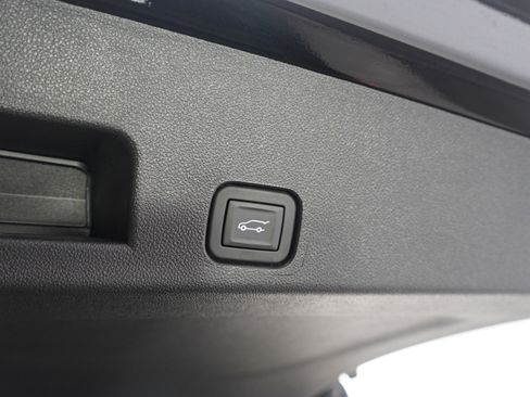 Used 2025 Buick Enclave Avenir image 11