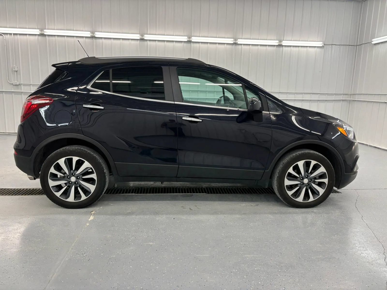 Used 2022 Buick Encore Preferred AWD/4WD image 2
