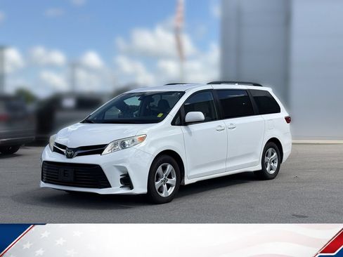 Used 2019 Toyota Sienna LE FWD image 2