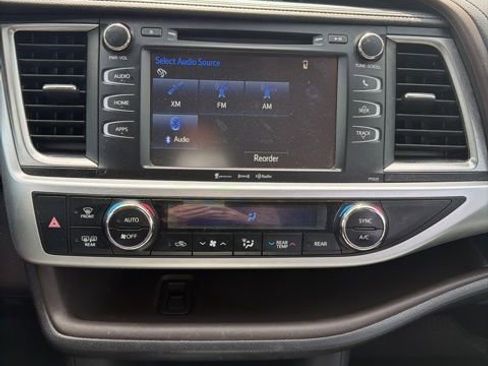 Used 2018 Toyota Highlander Plus FWD image 18