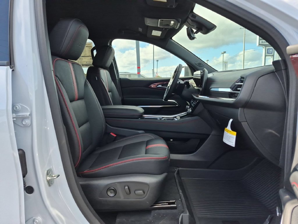 New 2027 Chevrolet Traverse RS w/ LPO, Floor Liner Package FWD image 27