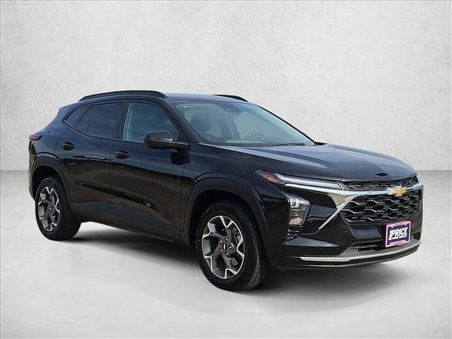 Used 2025 Chevrolet Trax LT FWD image 3