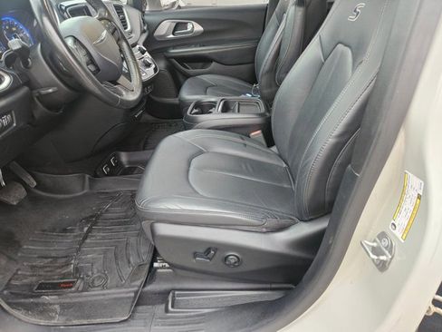 Used 2020 Chrysler Pacifica Touring-L w/ S Appearance Package FWD image 14