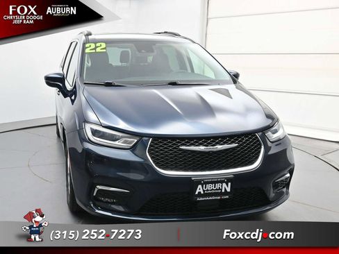 Used 2022 Chrysler Pacifica Touring-L FWD image 4