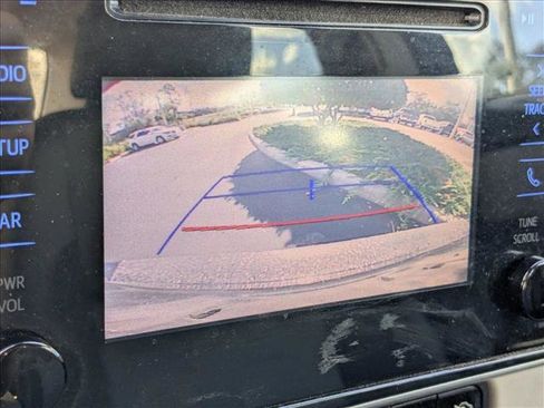 Used 2018 Toyota Corolla LE image 9