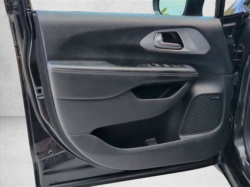 Used 2018 Chrysler Pacifica Touring-L Plus FWD image 10