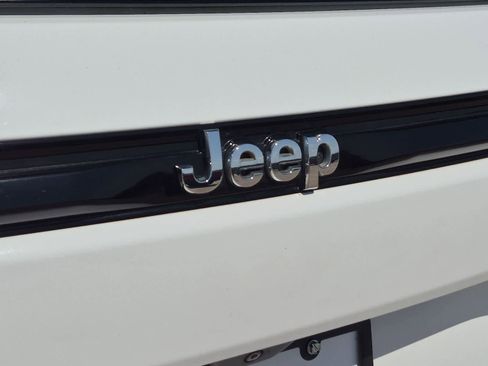 Used 2023 Jeep Grand Cherokee Laredo RWD image 28