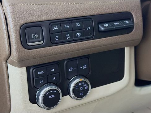 Used 2022 GMC Yukon Denali AWD/4WD image 11
