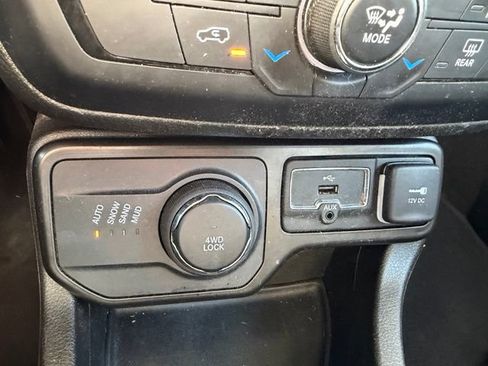 Used 2021 Jeep Renegade Latitude w/ Trailer Tow Group AWD/4WD image 8