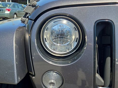 Used 2017 Jeep Wrangler Unlimited Sahara AWD/4WD image 13