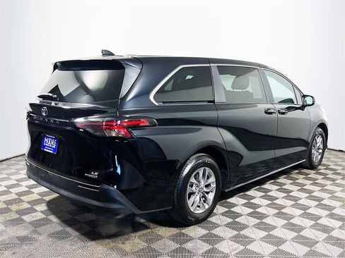 Certified 2024 Toyota Sienna LE image 8