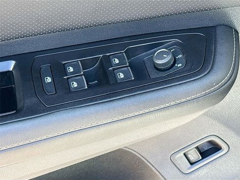 Used 2025 Volkswagen Atlas SE image 17