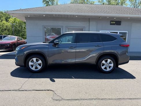 Used 2023 Toyota Highlander LE AWD/4WD image 4