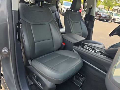 Used 2025 Ford Explorer Active w/ Active Comfort Package AWD/4WD image 10