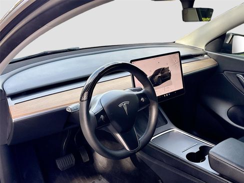 Used 2022 Tesla Model Y Long Range image 10