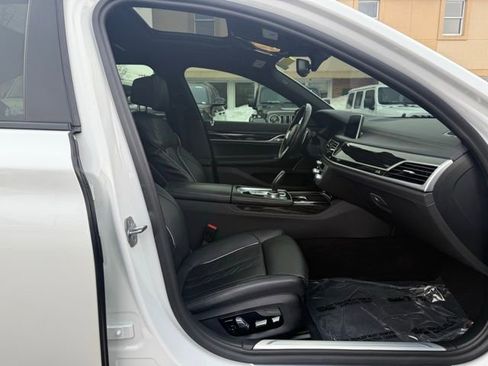 Used 2022 BMW 750i xDrive w/ Autobahn Package image 34