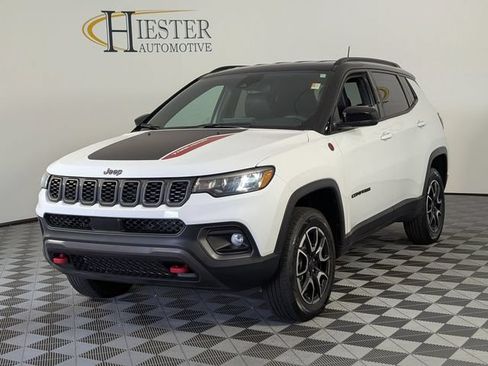 Used 2025 Jeep Compass Trailhawk AWD/4WD image 4