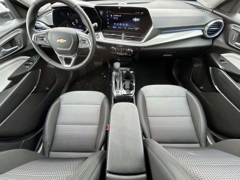Used 2025 Chevrolet Trax LT w/ LT Convenience Package image 12