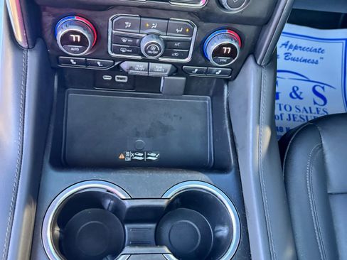 Used 2022 Chevrolet Suburban Z71 w/ Luxury Package image 20