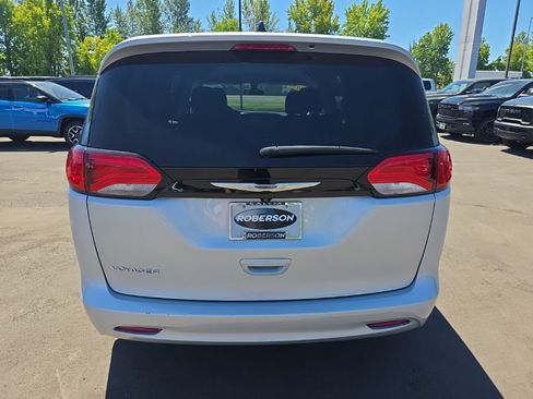 Used 2022 Chrysler Voyager LX FWD image 4