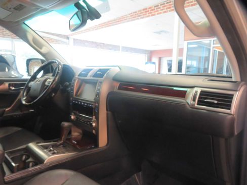 Used 2018 Lexus GX 460 Premium w/ Premium Package AWD/4WD image 31