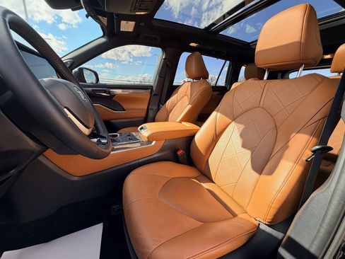 Used 2024 Toyota Highlander Platinum image 9