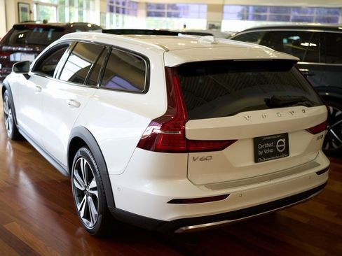 Certified 2025 Volvo V60 B5 Cross Country Plus image 4