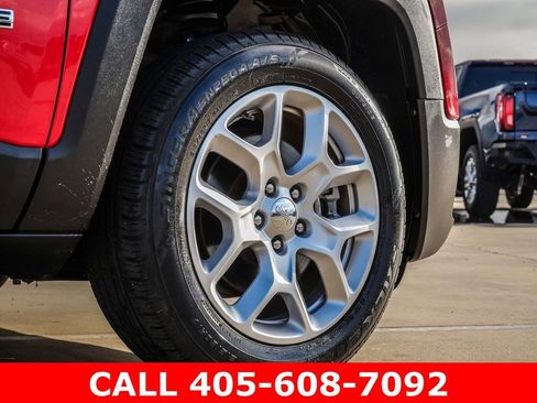 Used 2017 Jeep Renegade Latitude FWD image 9